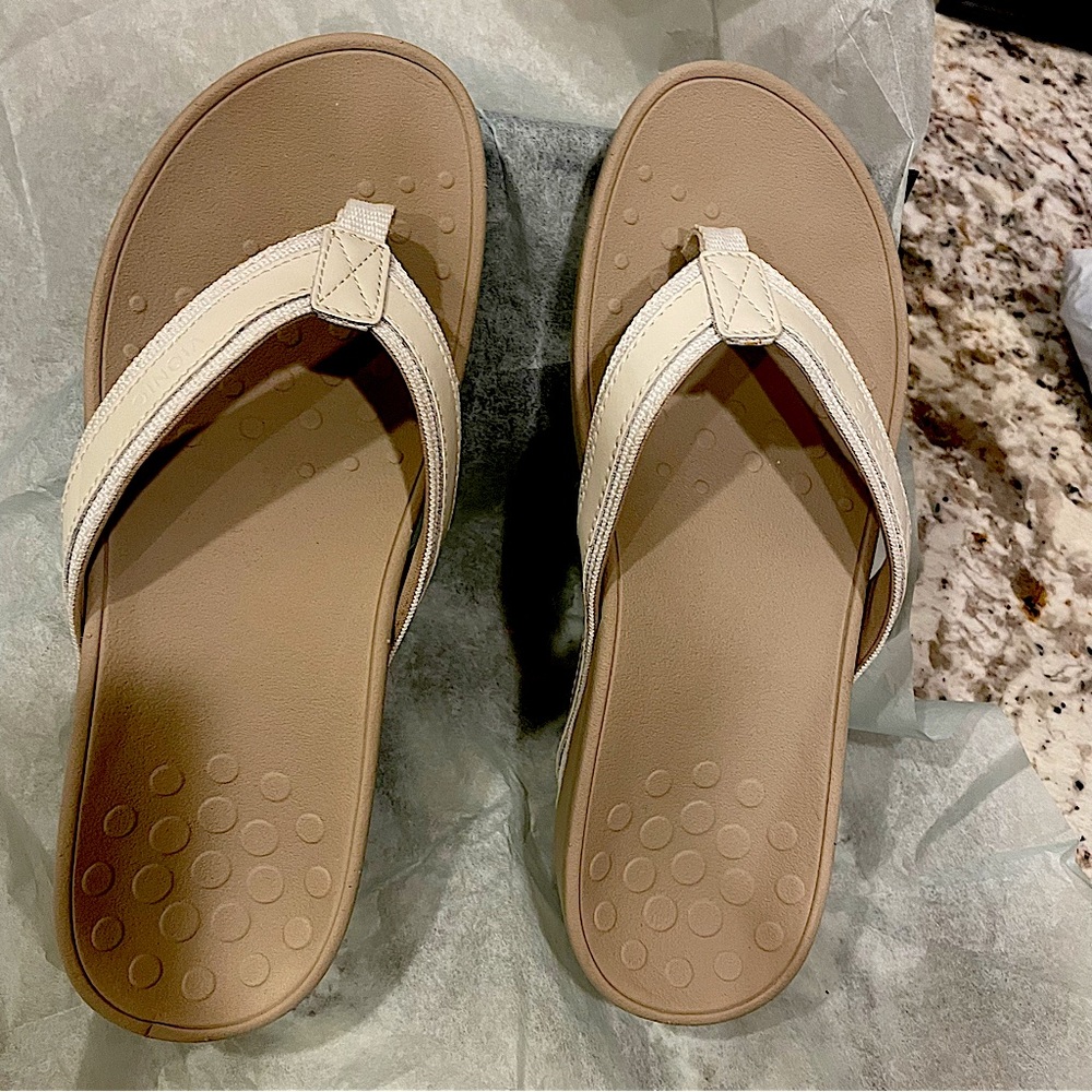 Vionic Leather Thong Sandals - size 9